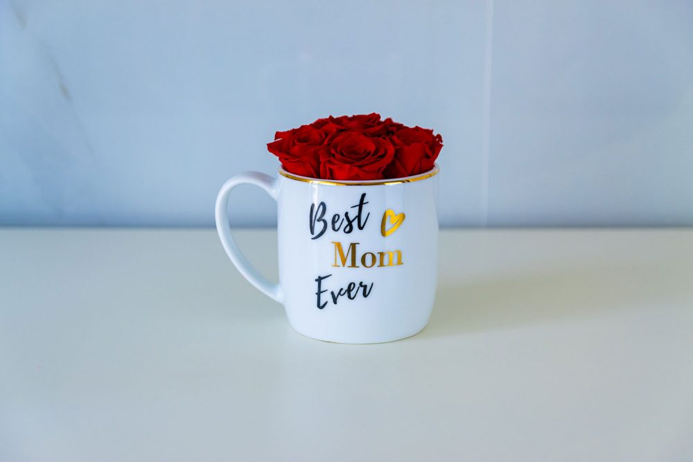 Caneca Best Mom Ever com Mini Rosas Preservadas Vermelhas - Imagem 4